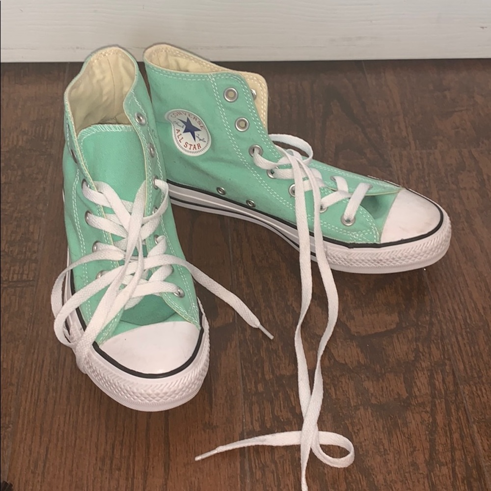 Women’s 8. Blue high top converse